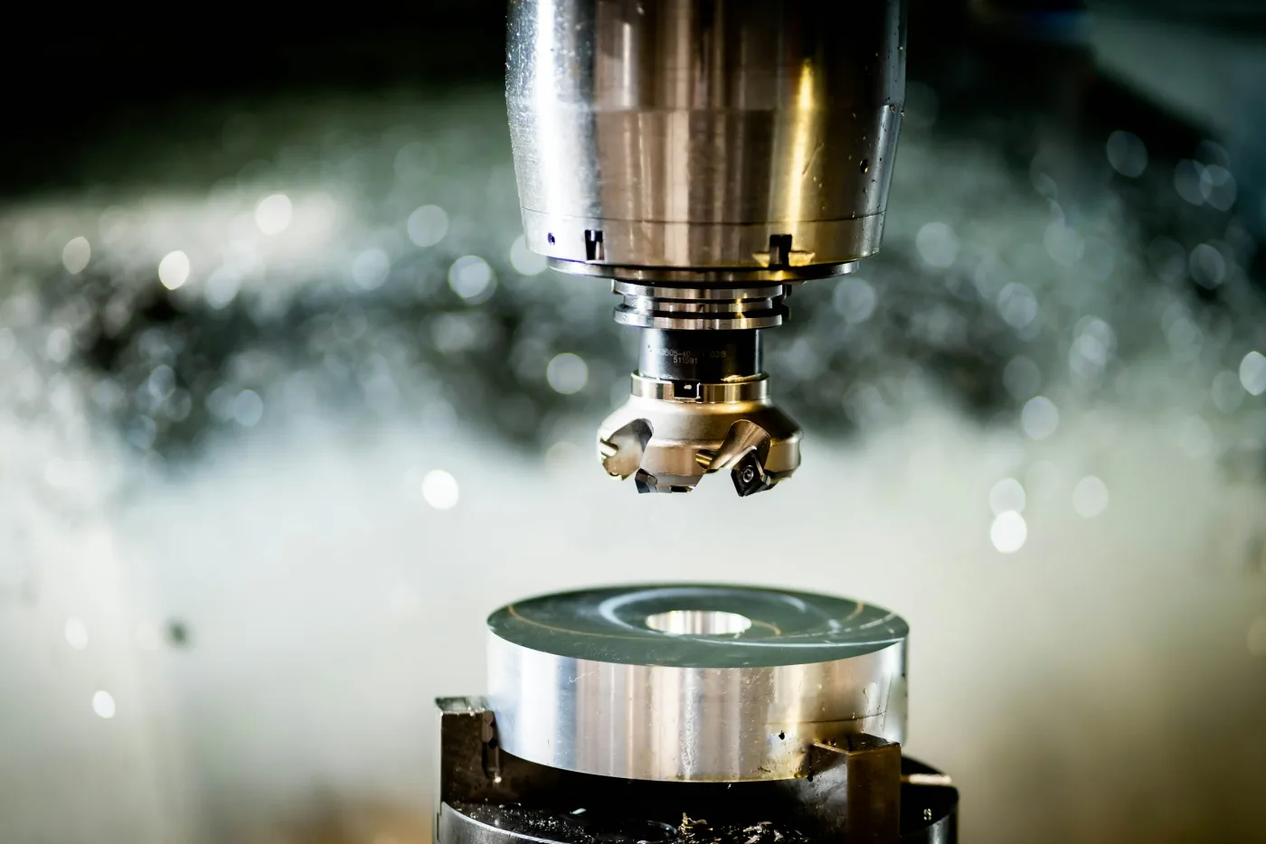 Hassas bir savunma bileşeninin beş eksenli CNC ile işlenmesi